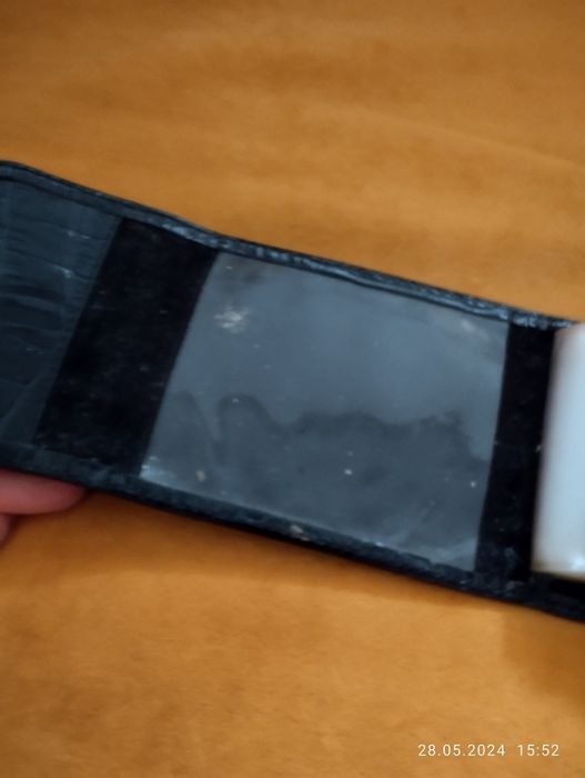 Продам кожаную визитнтцу