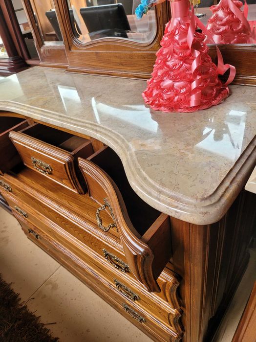 Cómoda em madeira maciça com tampo em pedra e espelho - ÓPTIMO ESTADO