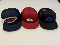Bonés Quiksilver e Vans