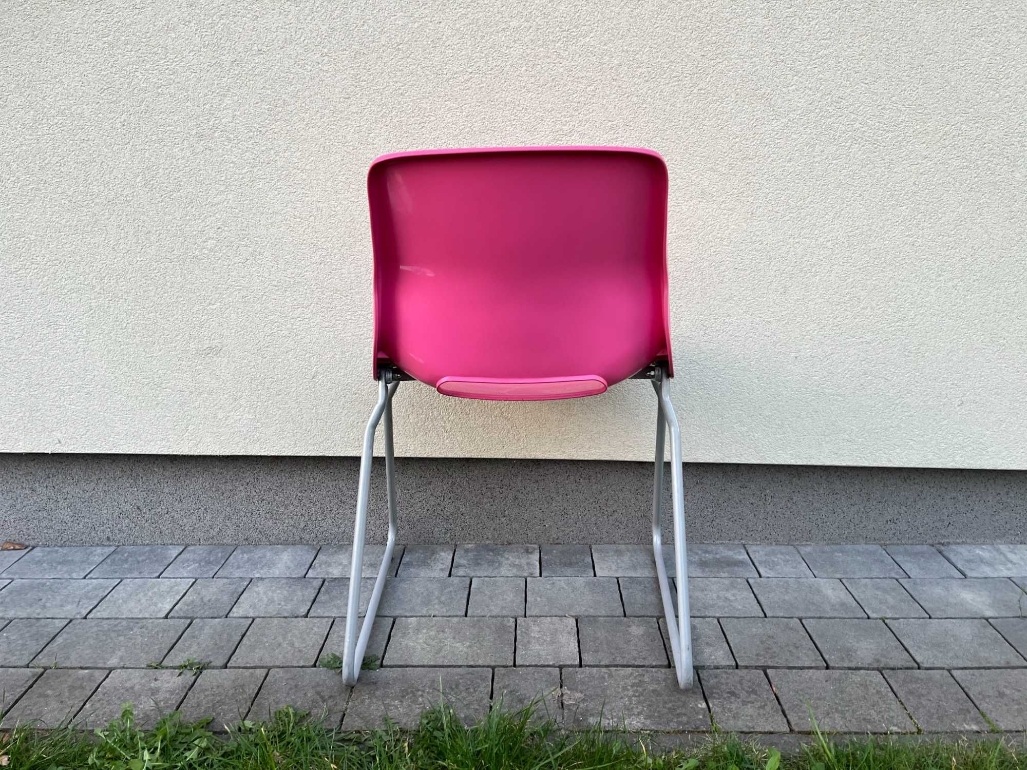 Krzesło z plastikowym, różowym siedziskiem