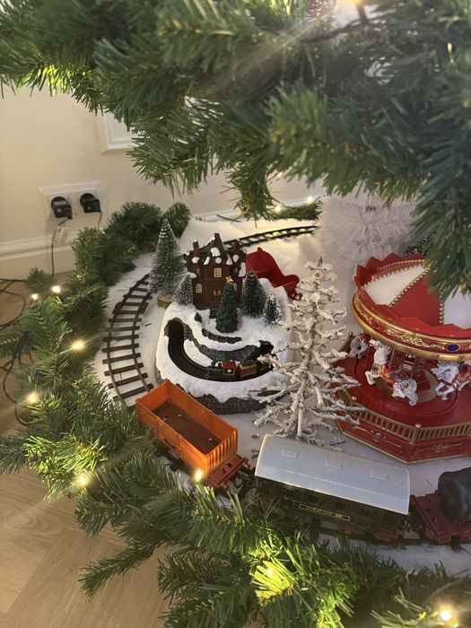 Карусель , новорічна інсталяція, різдвяне містечко