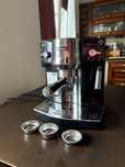 Kolbowy ekspres ciśnieniowy ze spieniaczem DeLonghi EC820.B