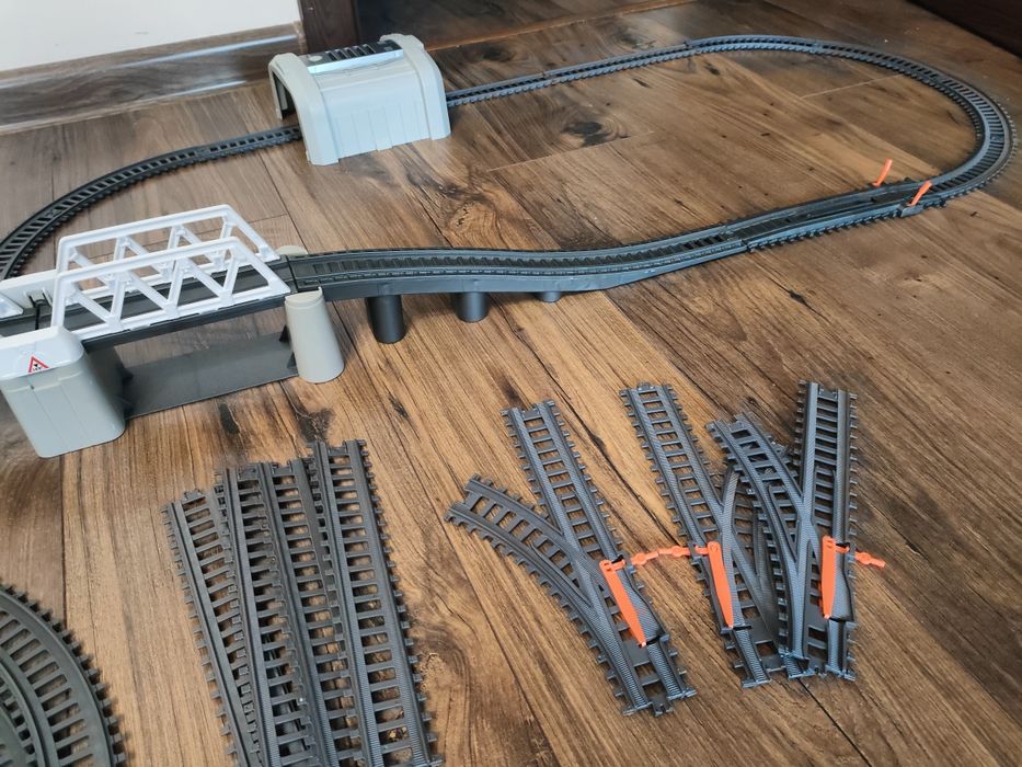 Tory do kolejki elektrycznej.