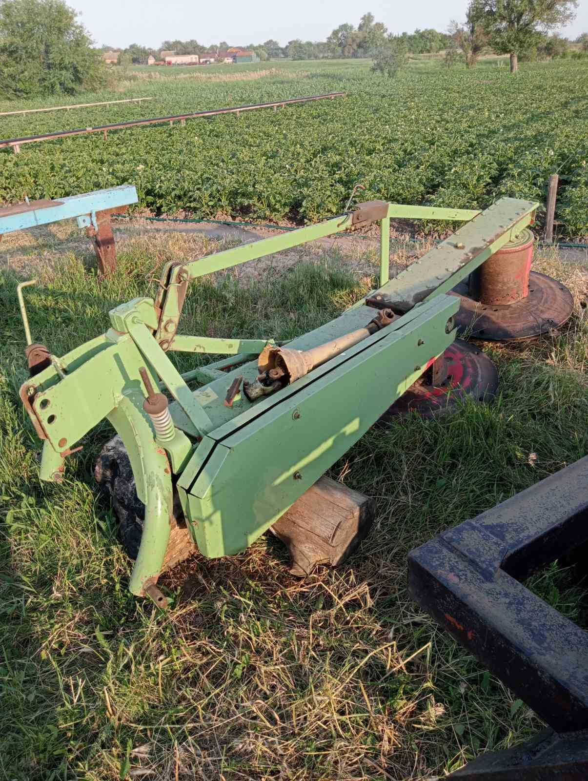 Продам трактор до нього навісне