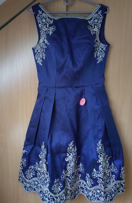 Suknia midi granatowa z beżowo-złotym haftem r. 38"Chi Chi London"nowa
