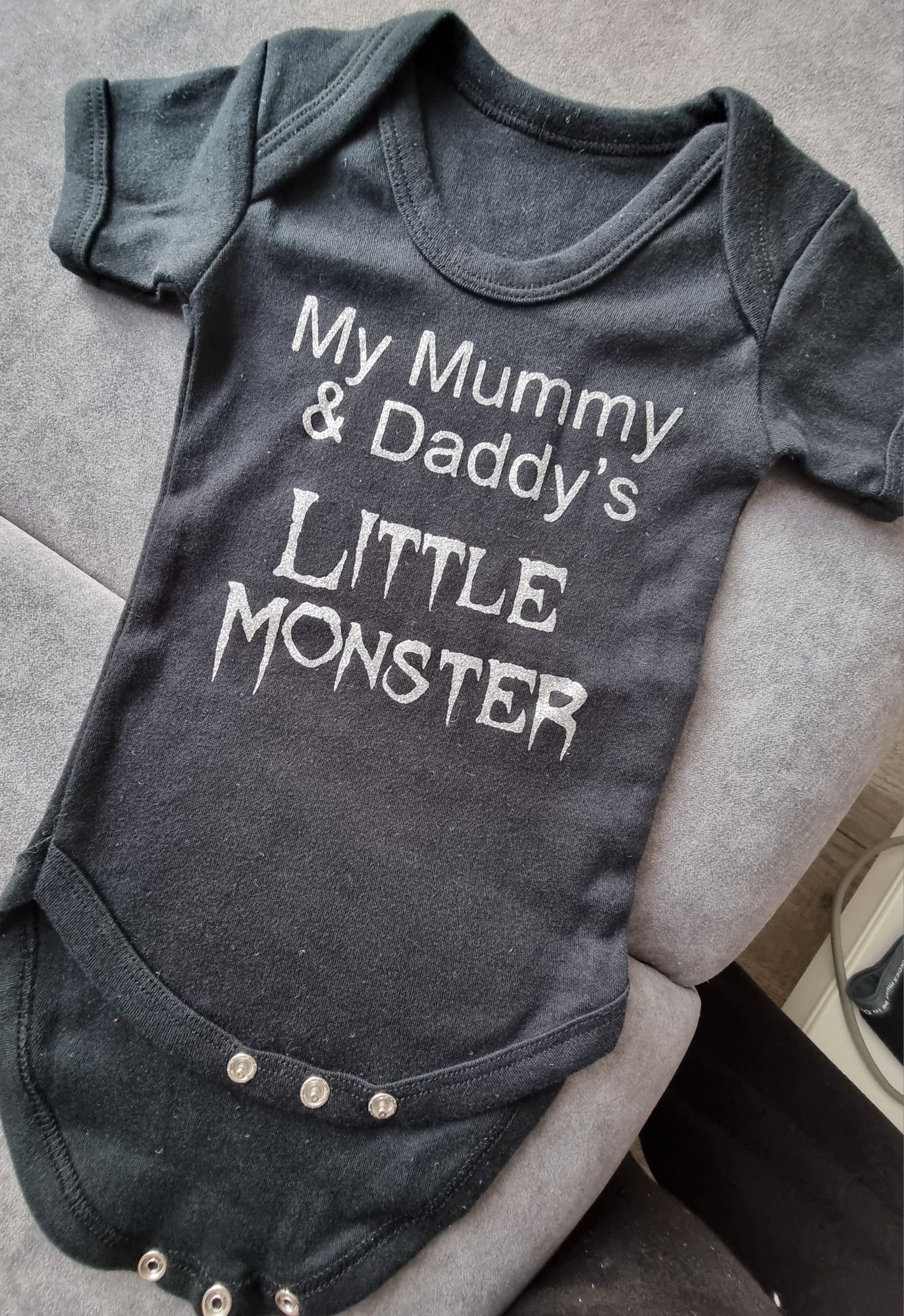 Czarne body że srebrnym napisem Little Monster 0-3m
