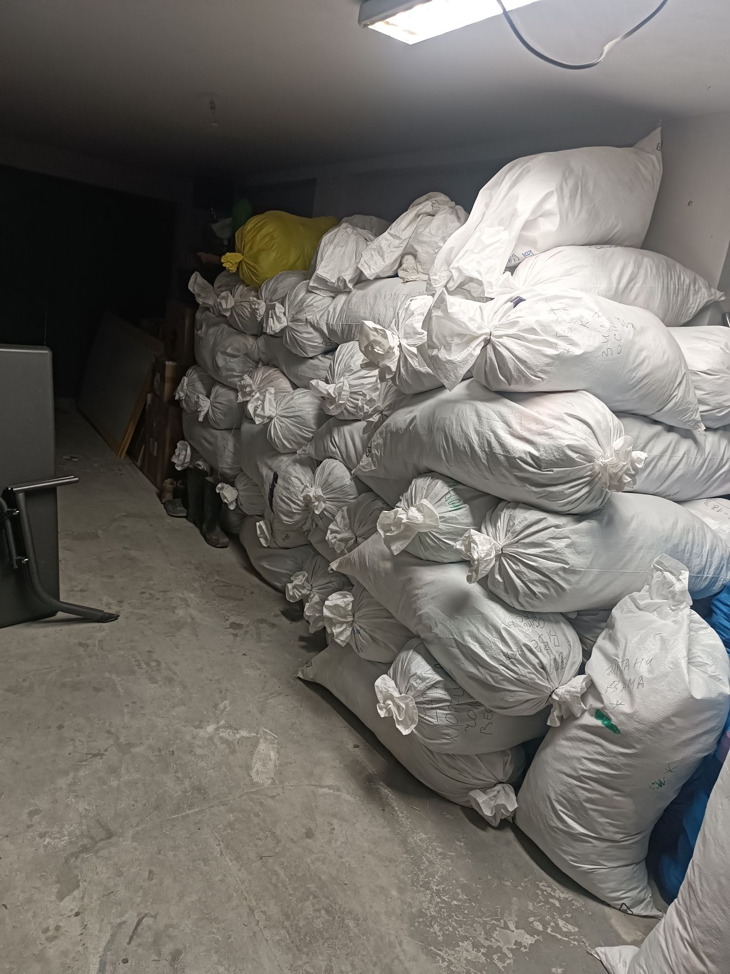 Sortowane ubrania z zagranicy