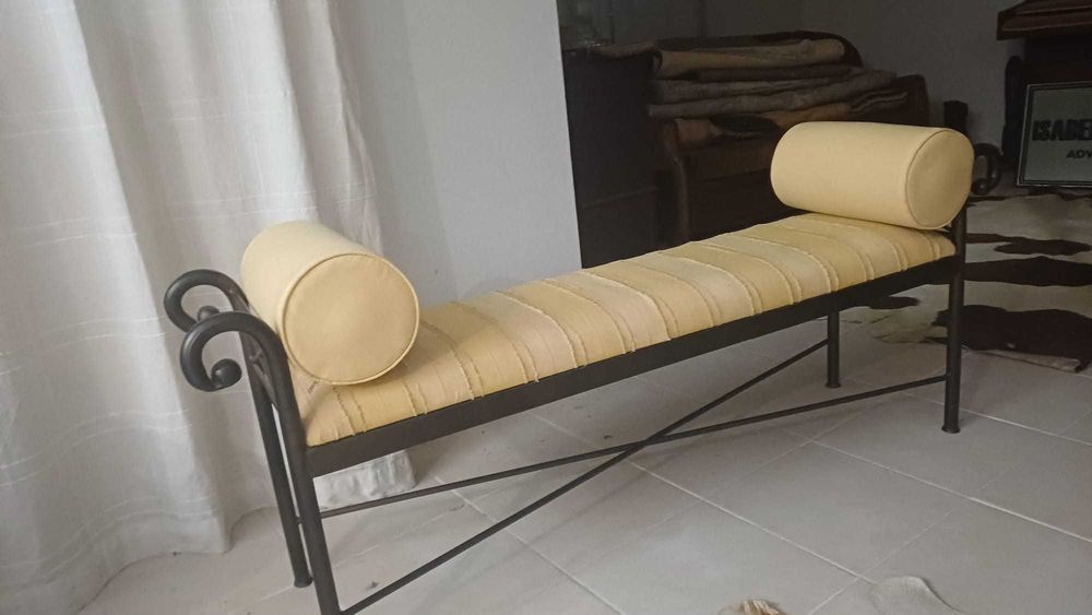 Banqueta em ferro estofada, com design exclusivo