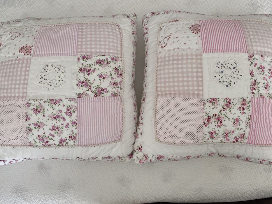 Capas de almofadas 45x45 em tons de rosa e floridas