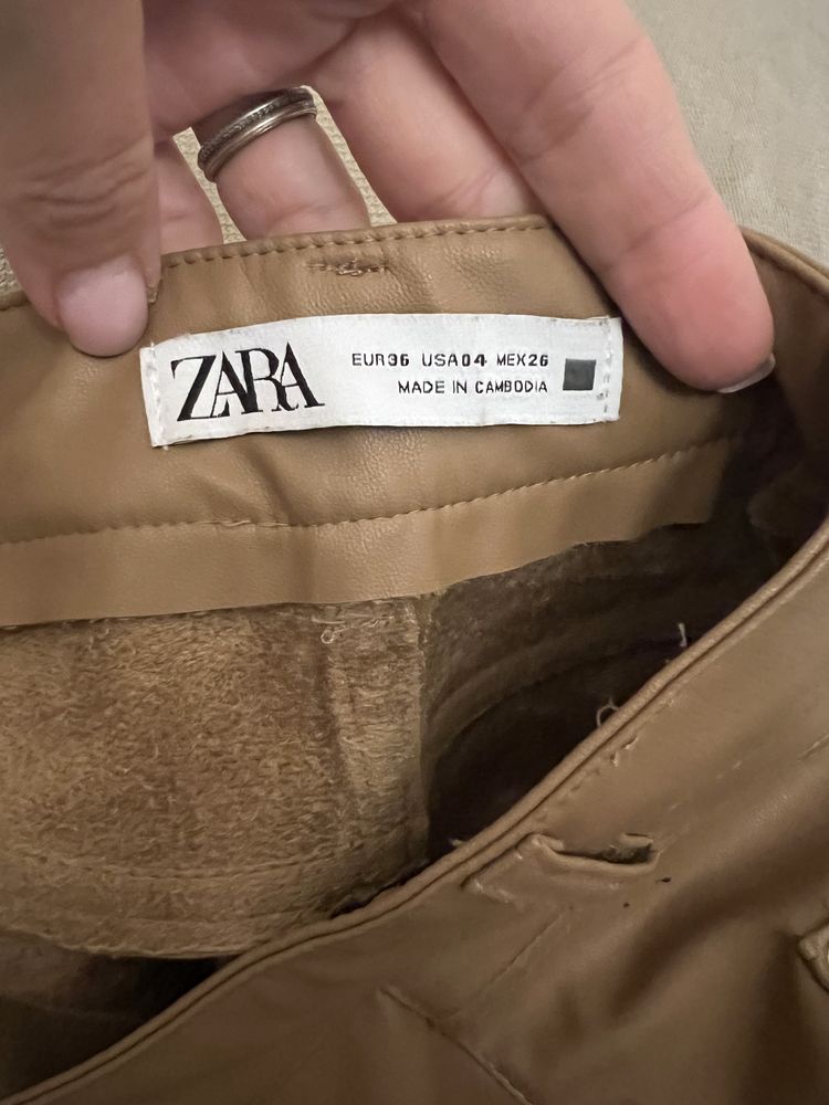 Брюки из экокожи Zara