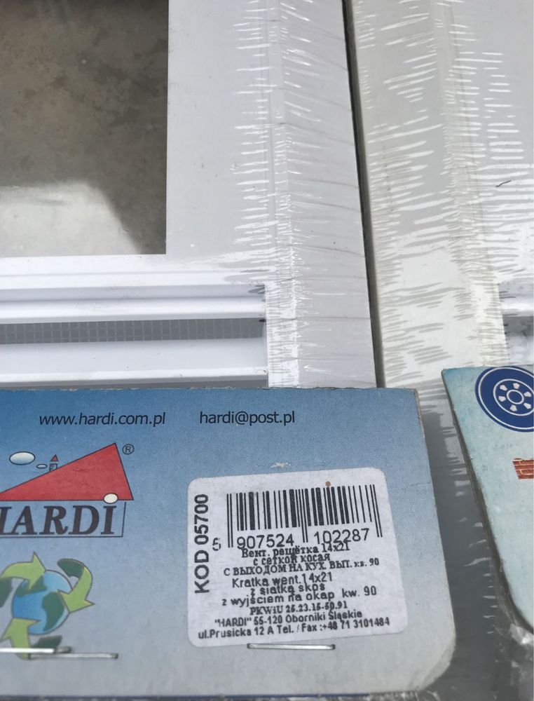 Kratka wentylacyjna 14x21 z siatką z wyjściem na okap kw. 90