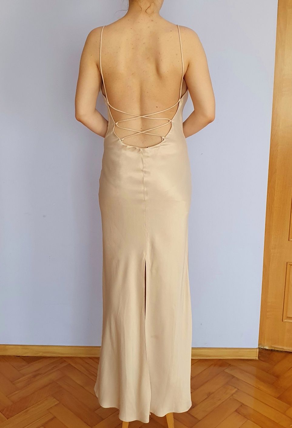 Kremowa długa sukienka z wiązaniem na plecach