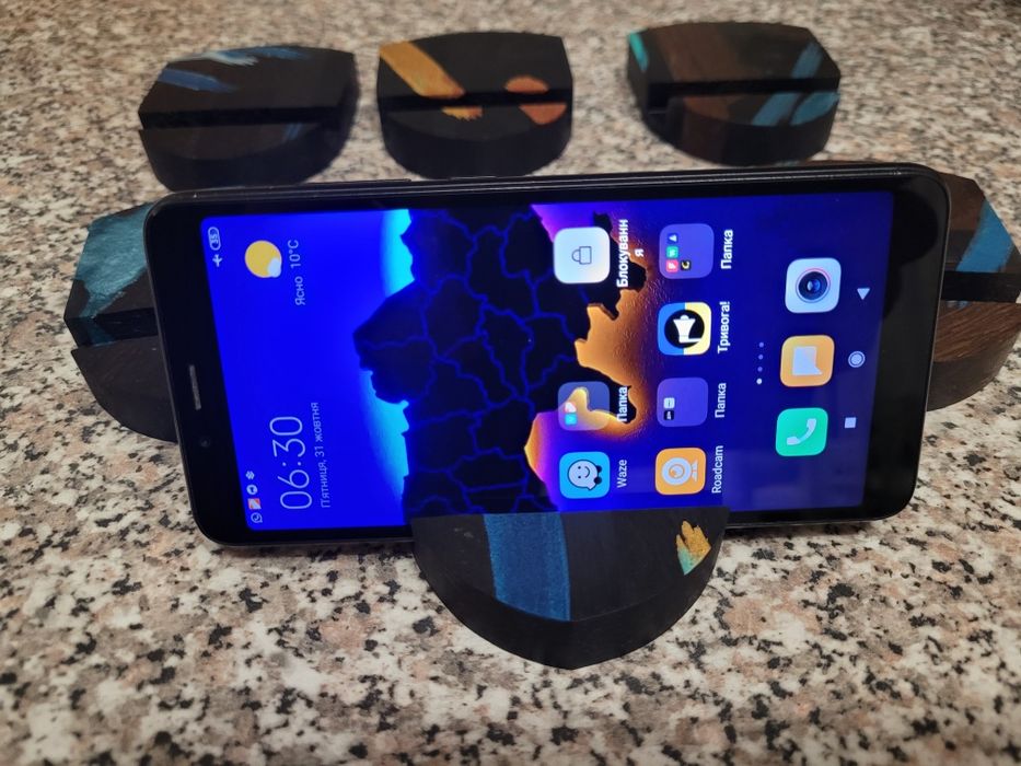 Підставка для телефона, планшета. З мореного дуба та епоксидної смоли.