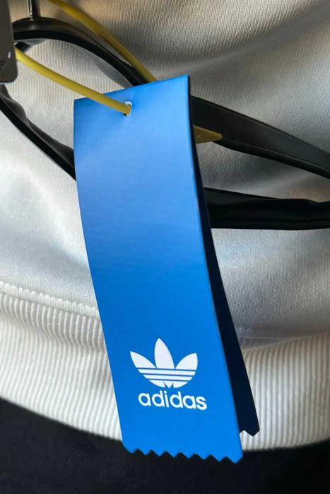Сумка через плече Adidas у чорному кольорі.