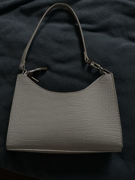 Сумка багет у білому кольорі , всередині одне відділення