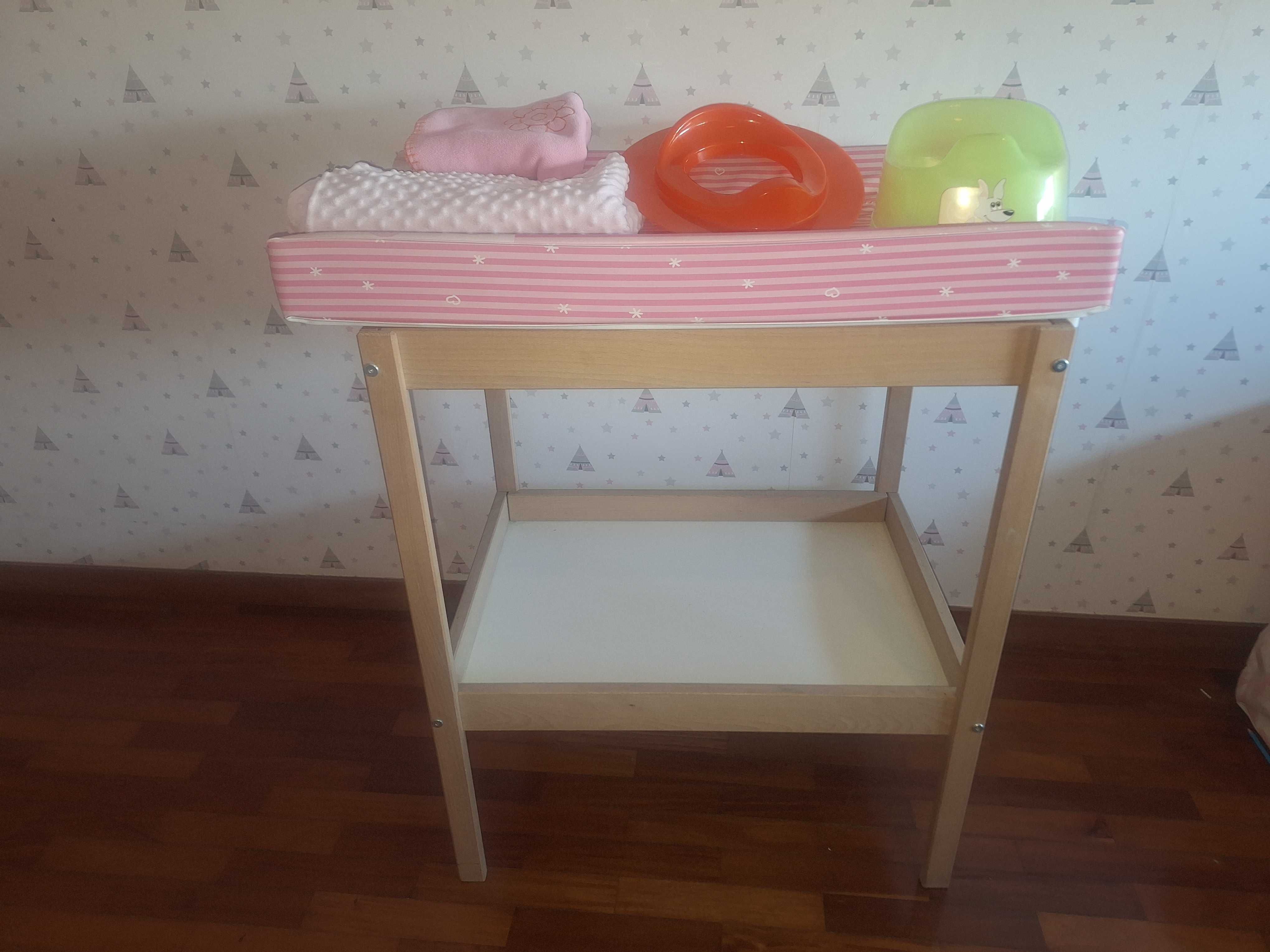 Muda fraldas + pote e redutor + 2 mantas novas