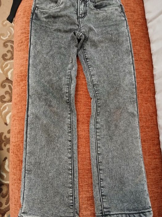 Джинси на  дівчику 7 - 8 років