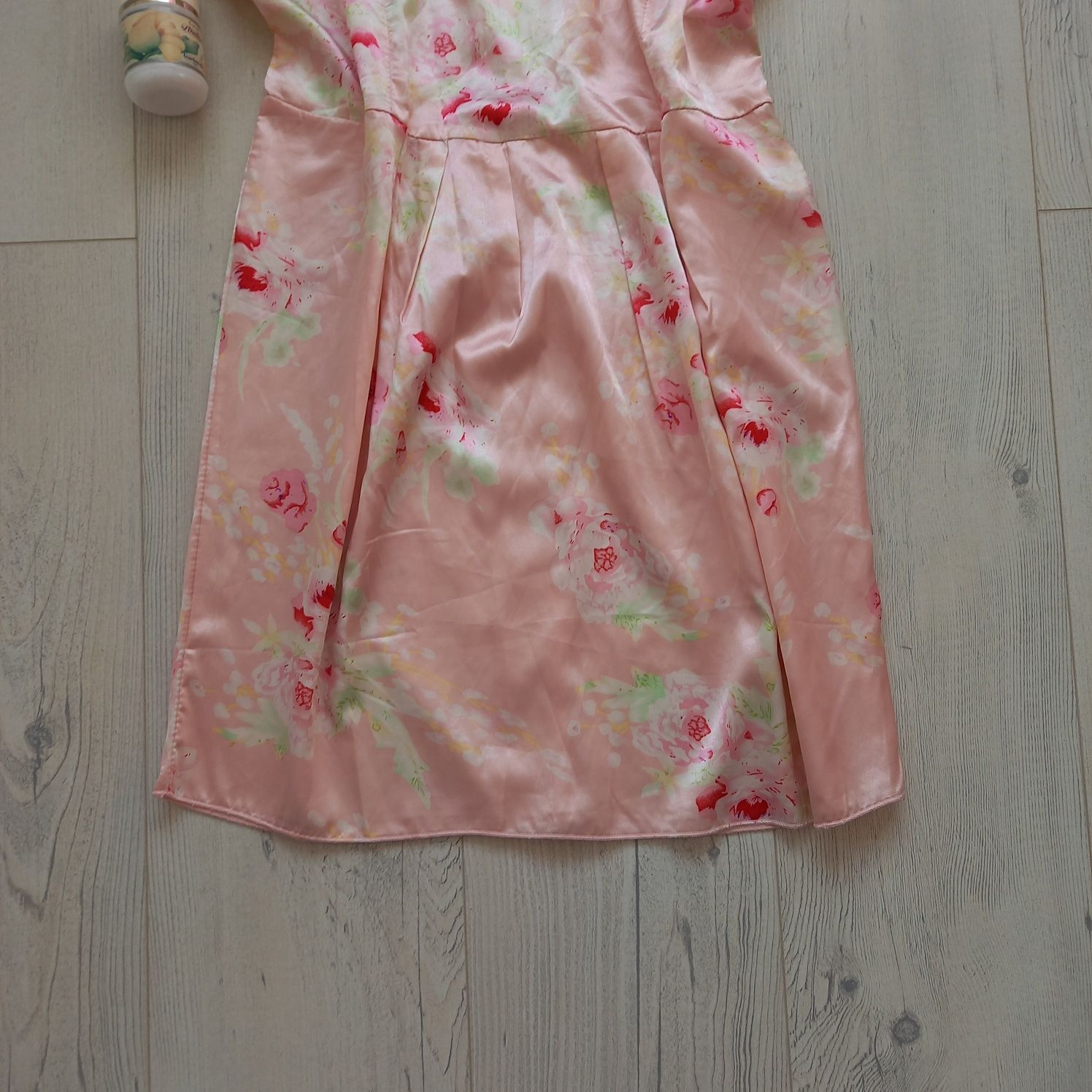 Śliczna sukienka letnia satyna różowa kwiaty do kolan satynowa pudrowa
