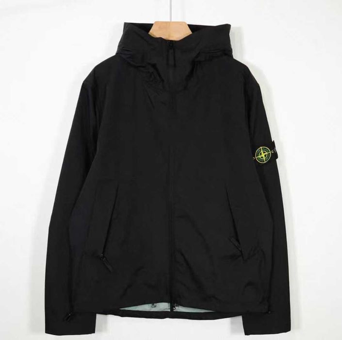 Kurtka z kapturem Stone Island – stylowa ochrona na co dzień /L