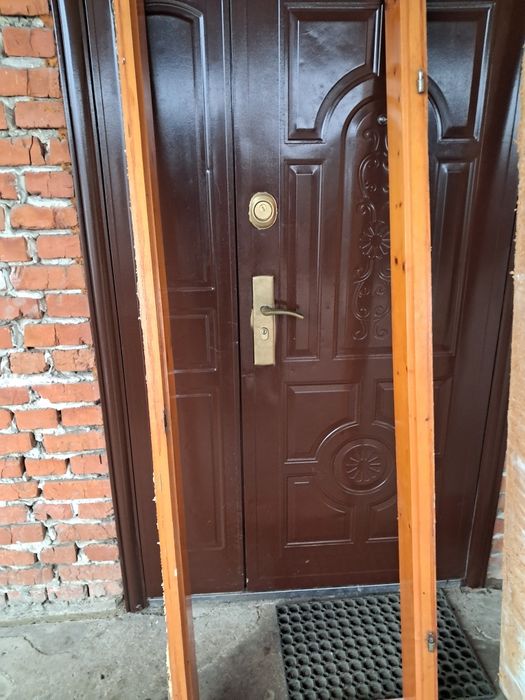 Двоє міжкімнатних двереї