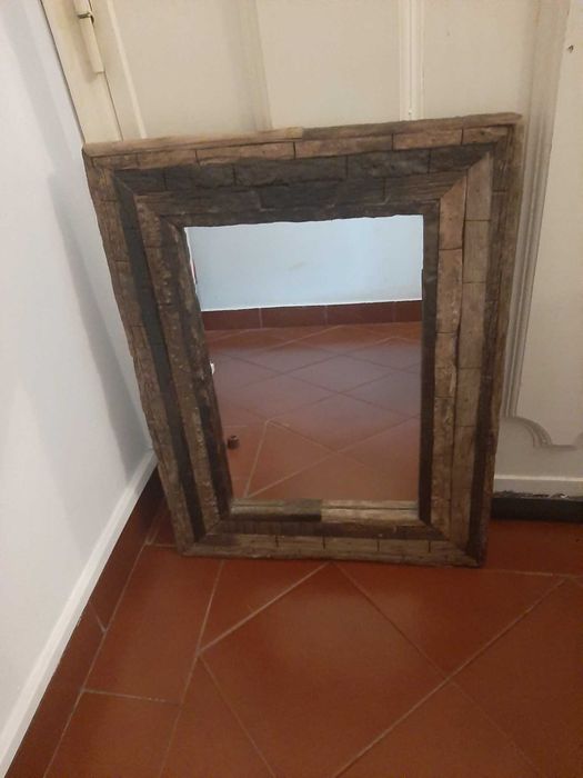 Espelho com moldura em madeira teca