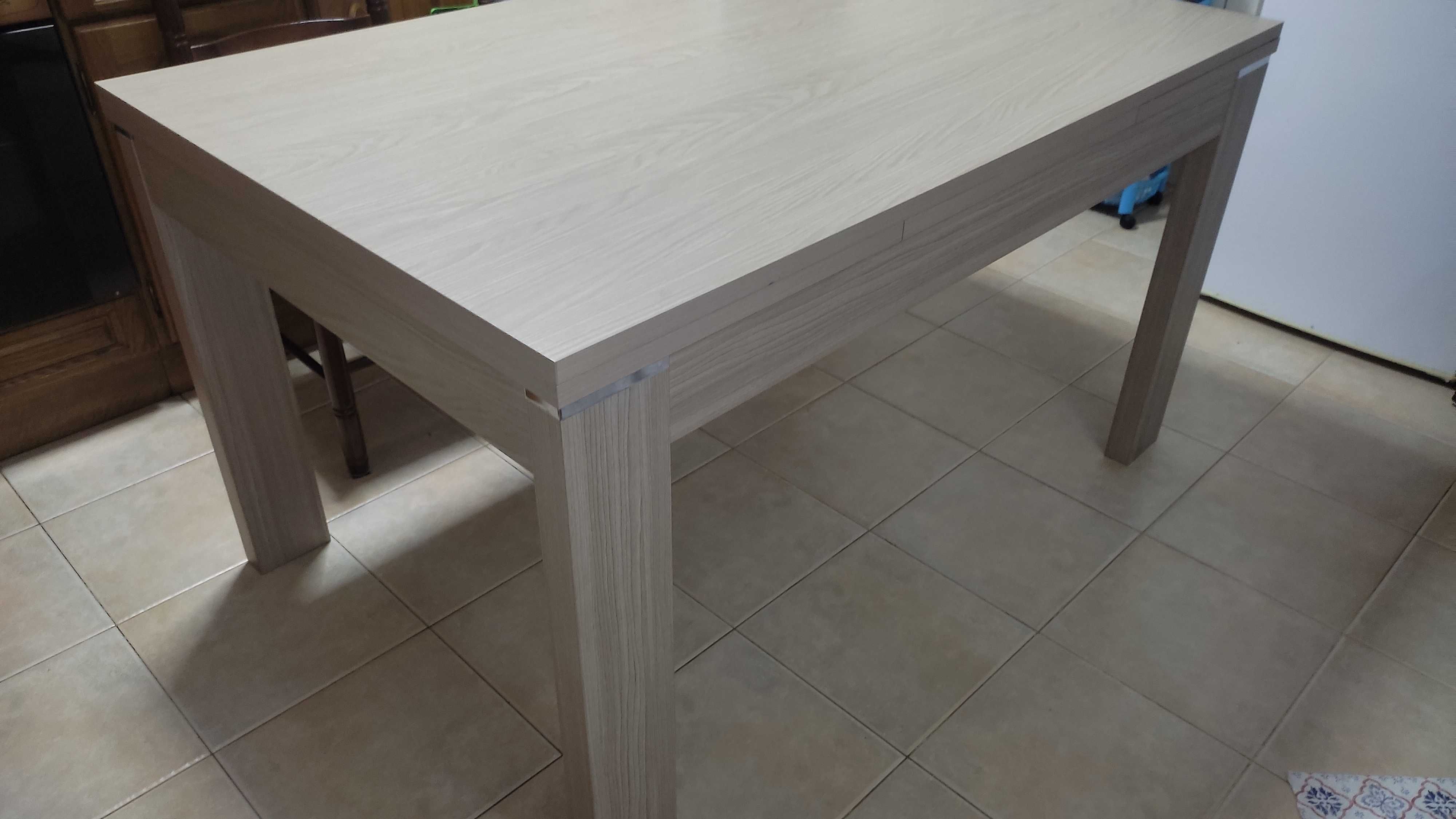 Mesa Cozinha extensível/ sala de jantar com acabamentos cromados