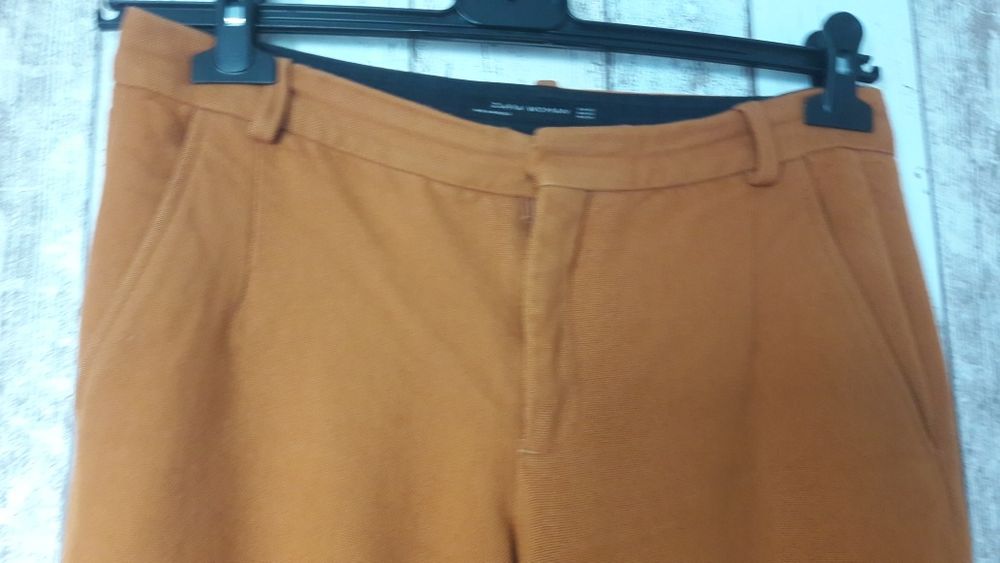 Miodowe spodnie chinosy Zara XS