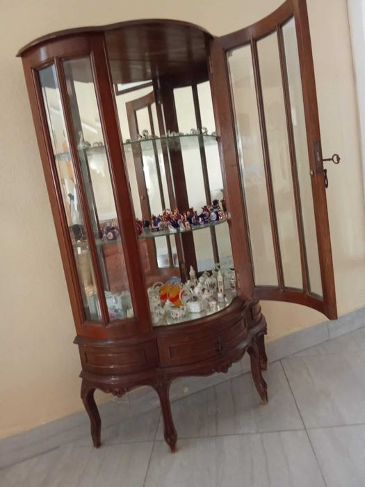 vitrine em madeira castanho