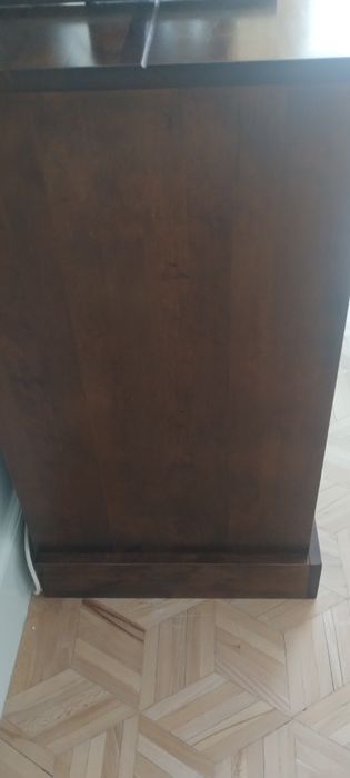 Witryna i komoda z litego drewna marki ADB Meble.