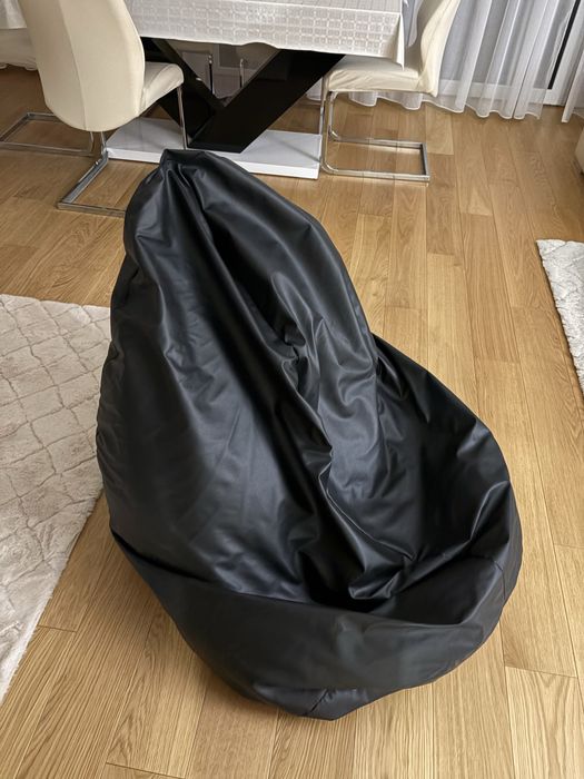 Pufa do pokoju czarna