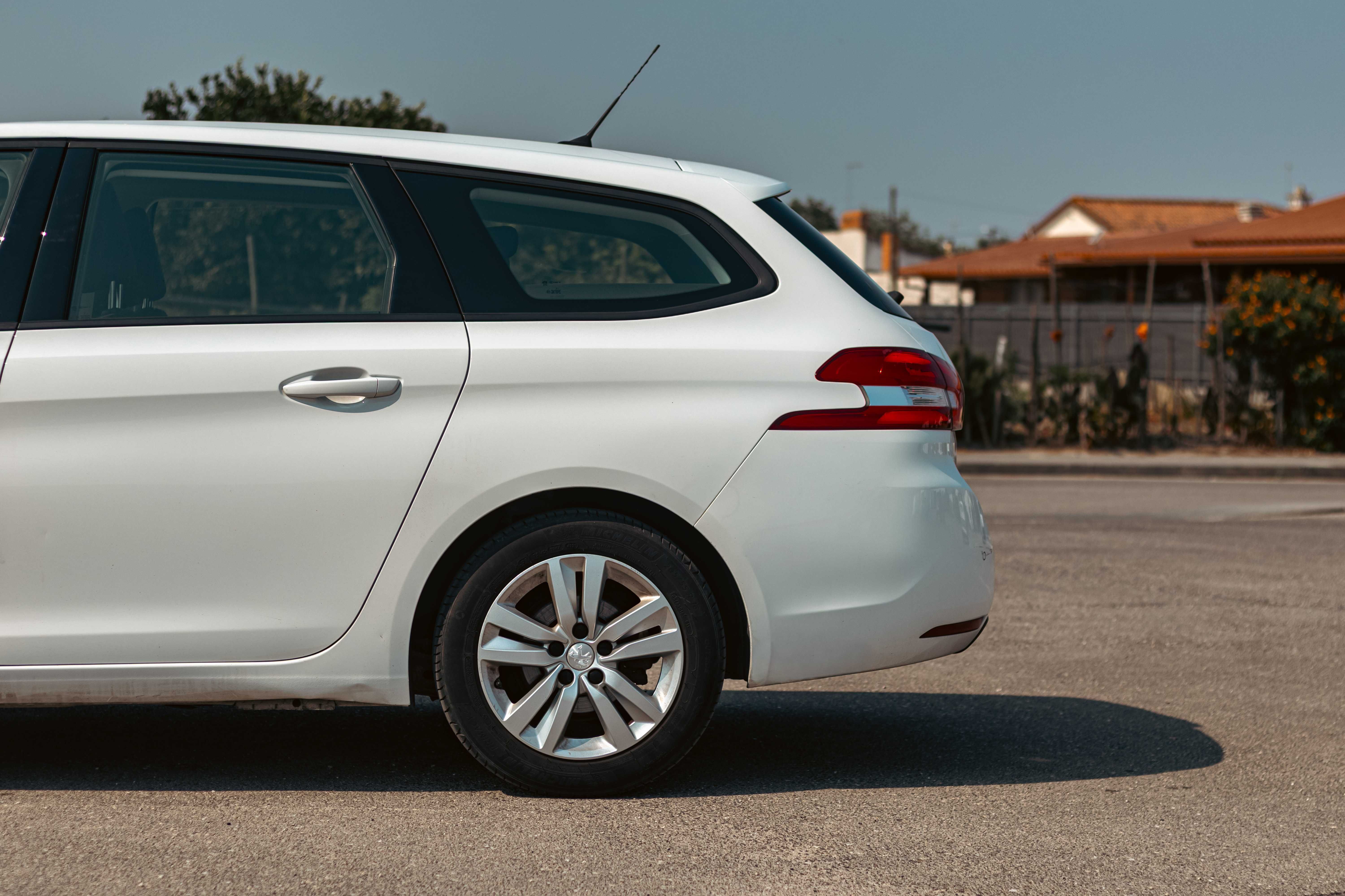 2019 PEUGEOT 308 SW AUTOMÁTICO 130cv