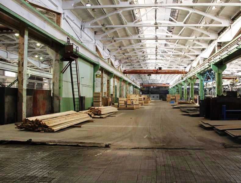 Виробниче приміщення з великою потужністю, кран