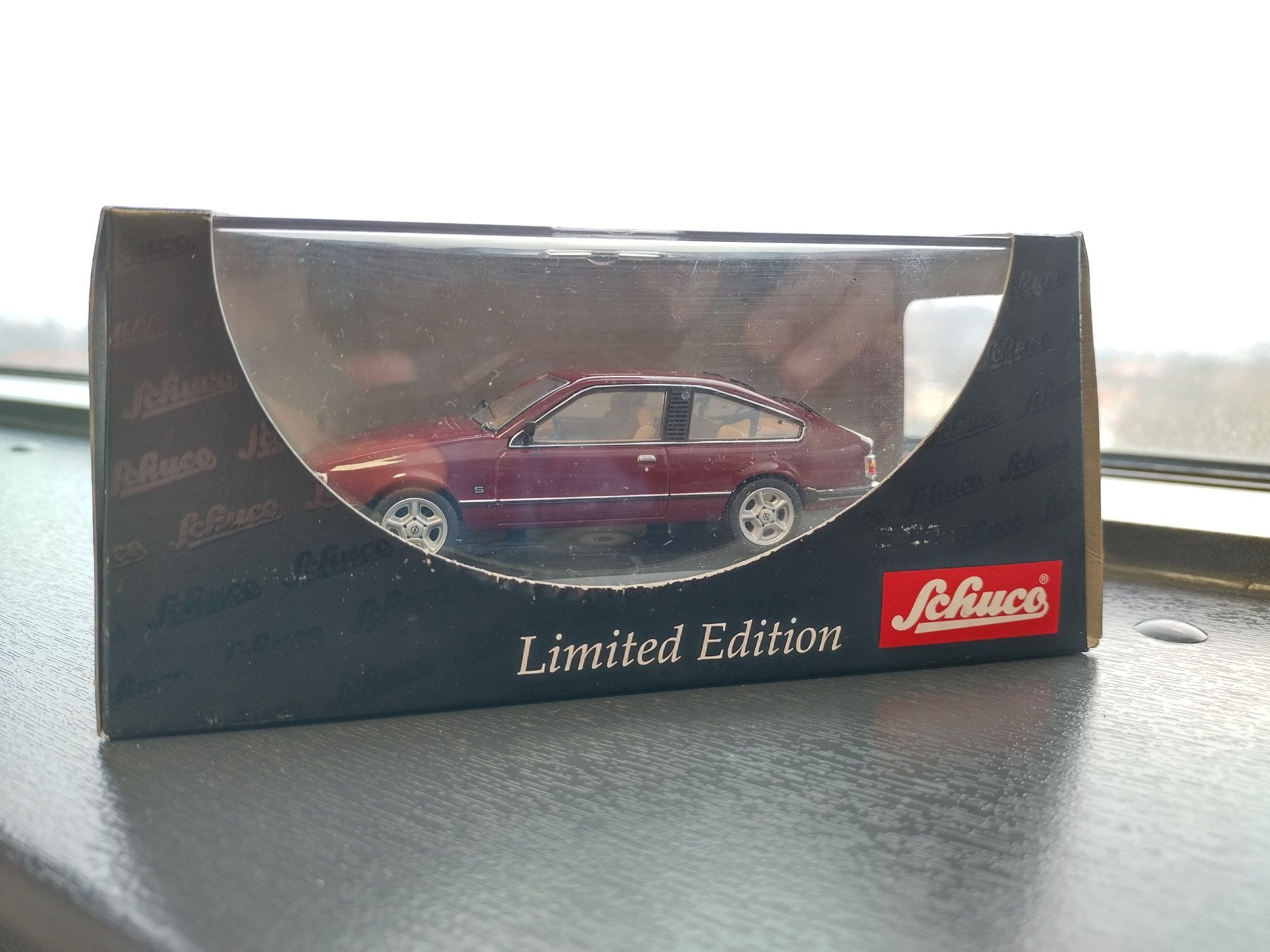 Opel Monza A 1:43 Schuco bordowy.
