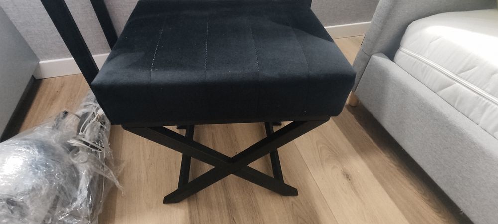 Pufa tapicerowana na podstawie metalowej