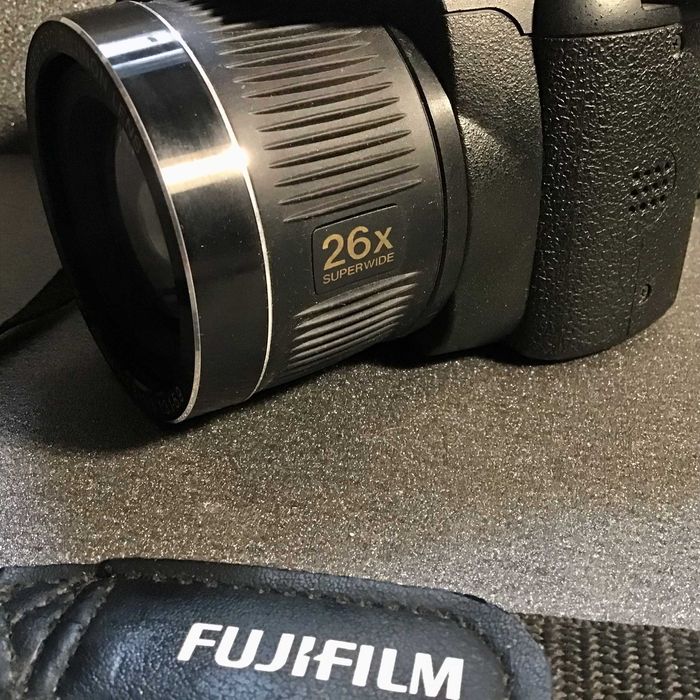 Fuji Finepix S 3300 - Bridge com 14MP e 26X de Zoom