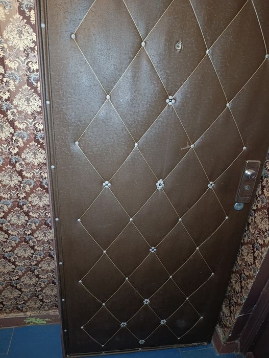 Продам входную дверь,тяжолая, хорошего качества