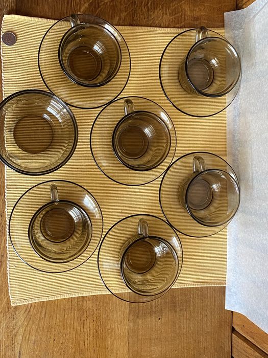 6 filiżanek na spodkach i cukierniczka, ciemne szkło, PRL