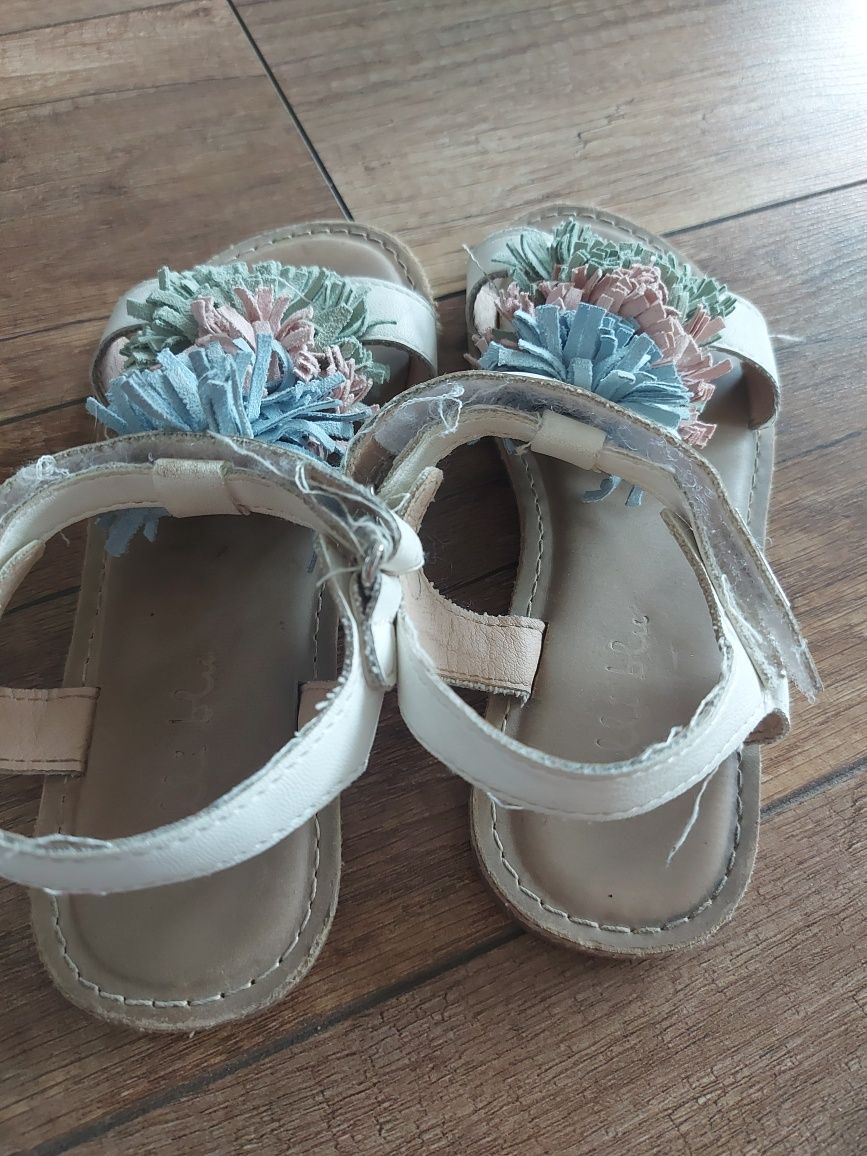 Sandałki Nelli Blu, rozmiar 30. Białe z kwiatami.