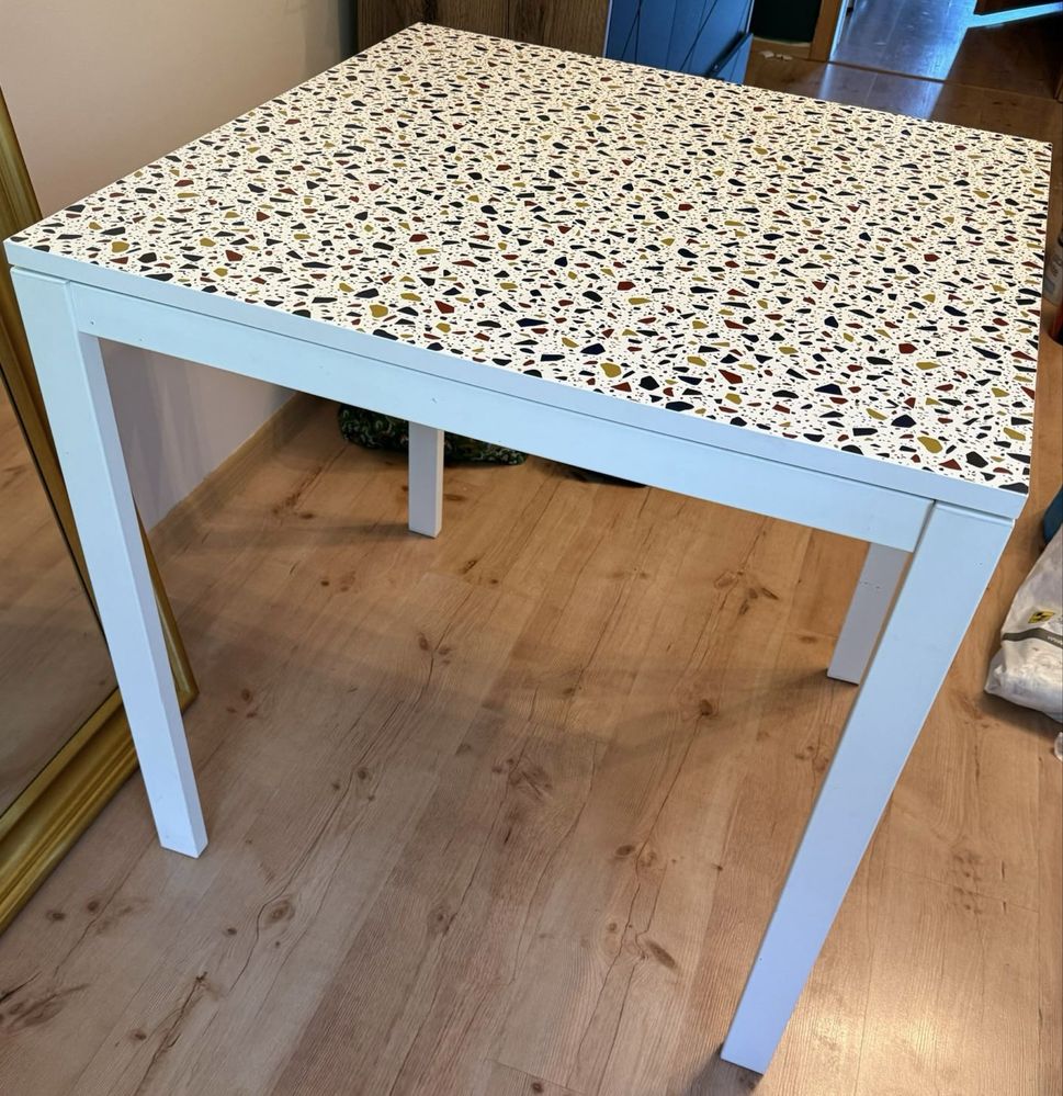 Stół Ikea z kolorowym blatem