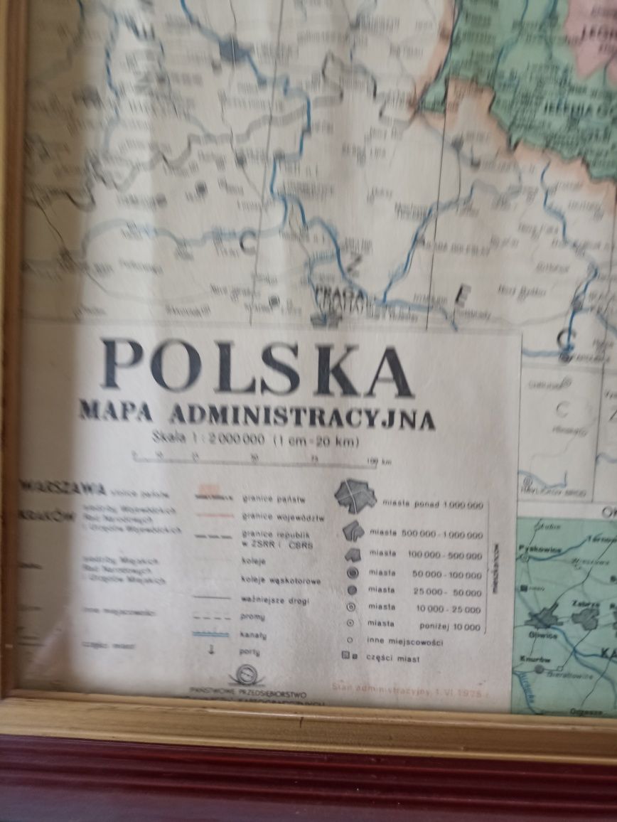 Stare mapy oprawione w ramkach PRL, mapy