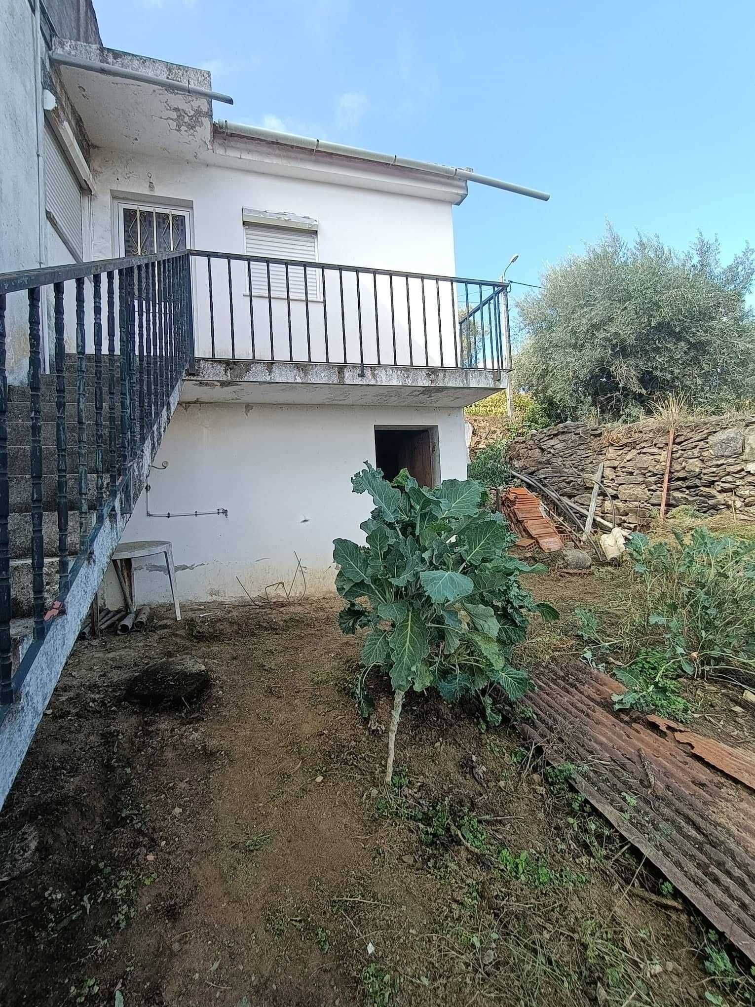 Moradia para recuperar, com terreno em Fontelas, Peso da Régua