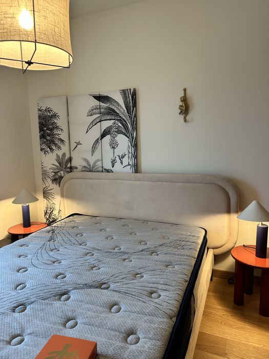 Quarto com cama e mesinhas novas