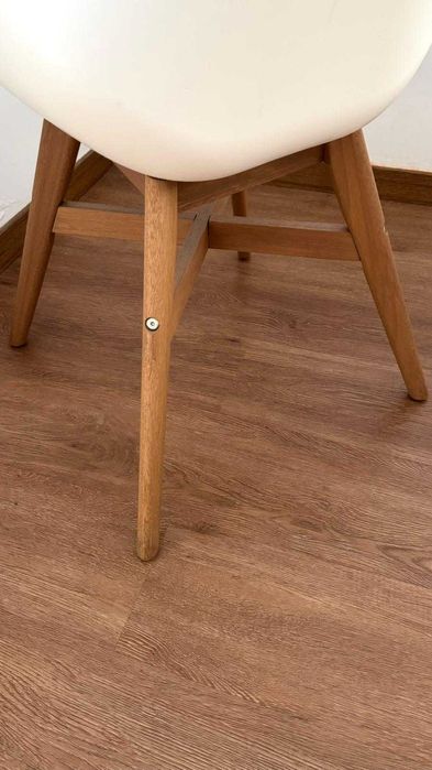 Cadeiras Branco e Madeira