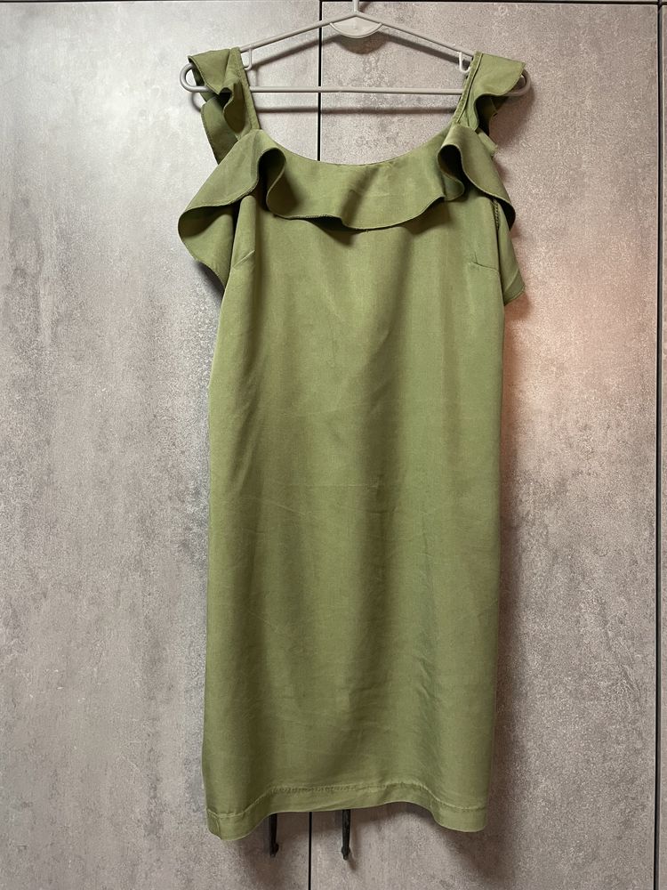 Zielona letnia sukienka na naramkach