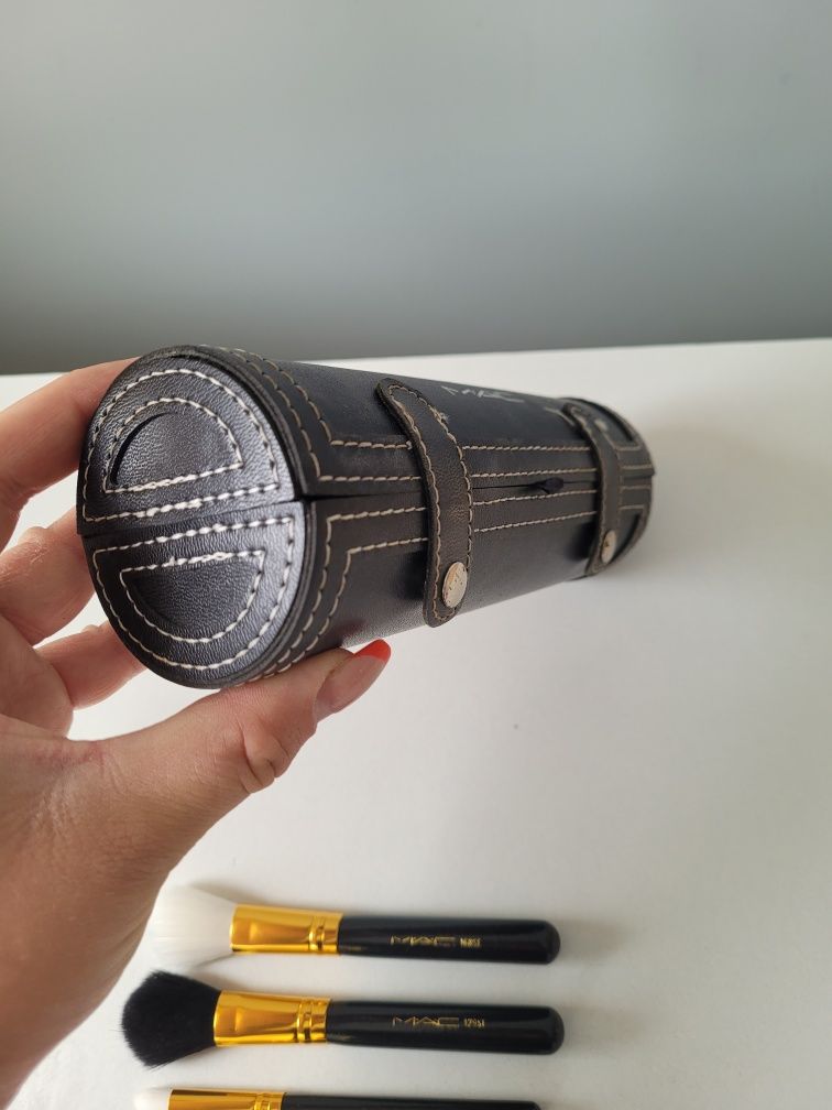 MAC. Nowe pędzle do makijażu + etui z lusterkiem