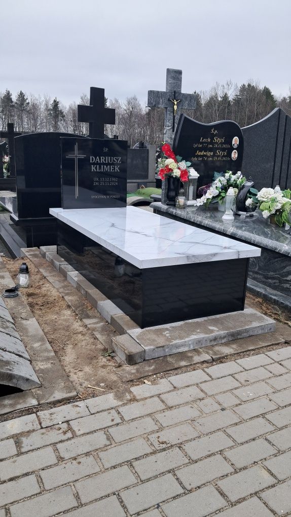 Tani ekskluzywny nagrobek kompozytowy.