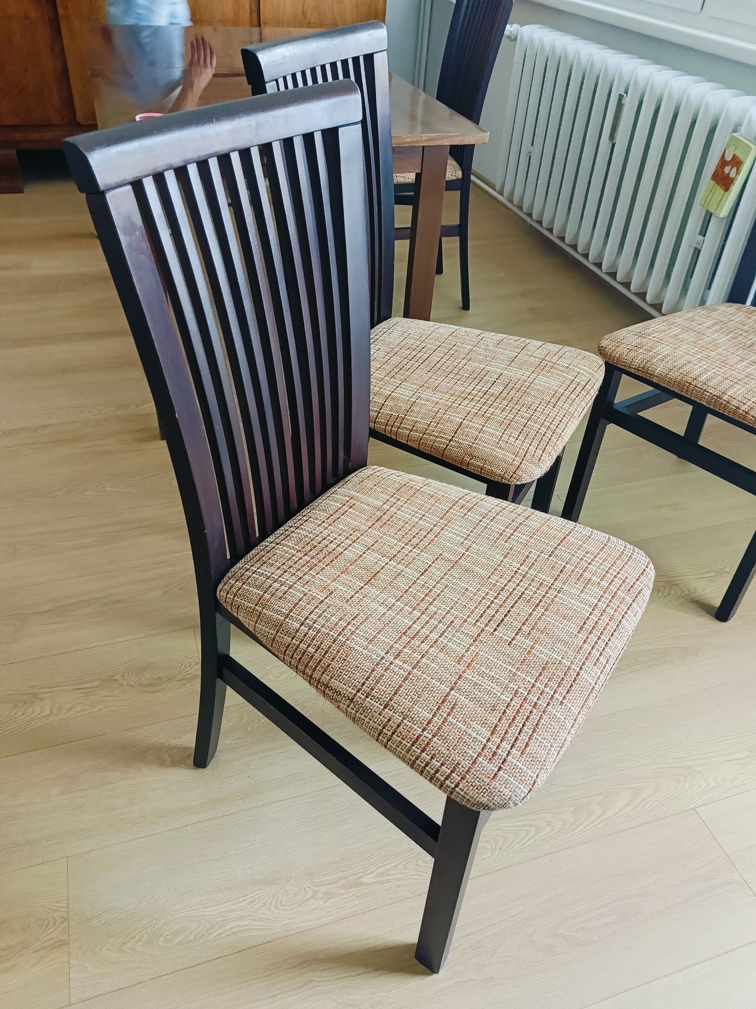 4 krzesła do salonu bądź jadalni