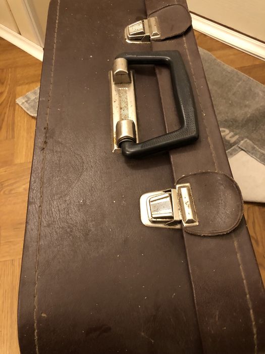 Продається швейна машинка у чемодані