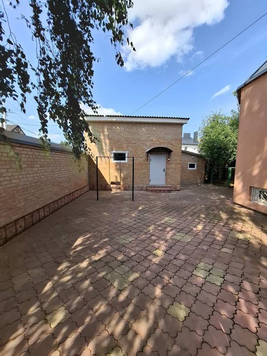 Здається в оренду будинок з сауною і гаражами