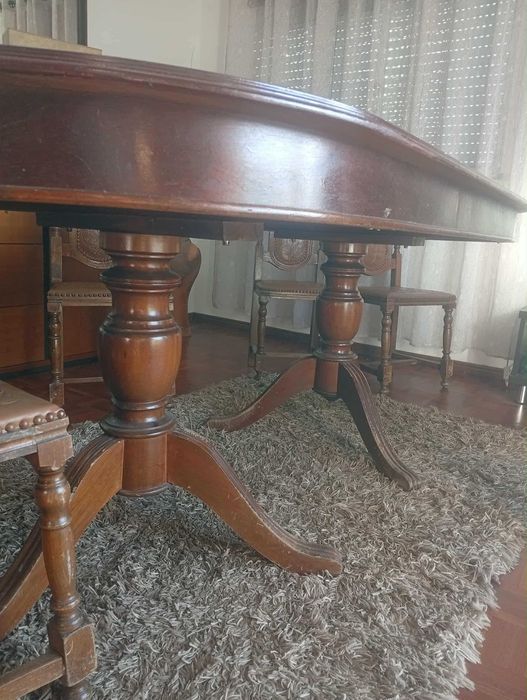 Vende-se mesa de sala de jantar, com 8 cadeiras.